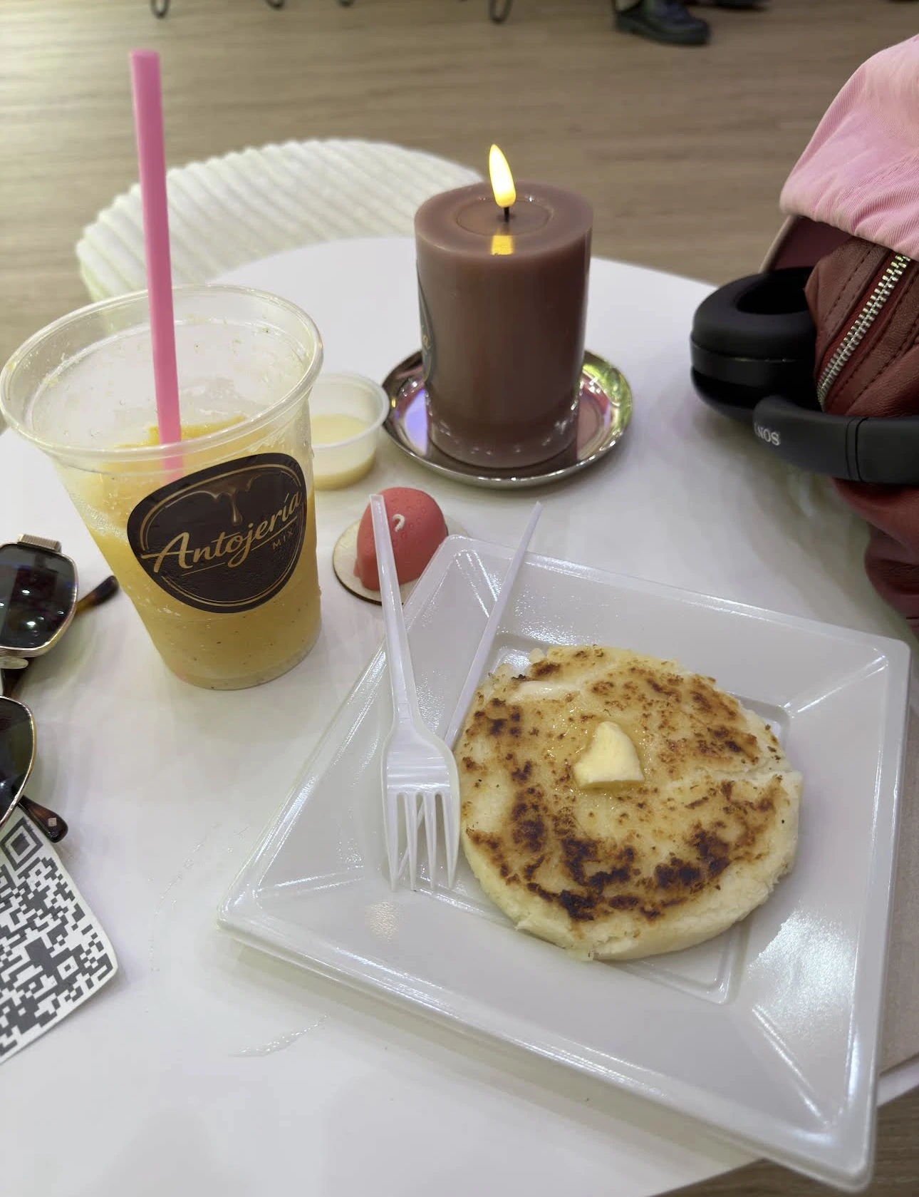 Arepa con queso y zumo natural en Antojería Mix