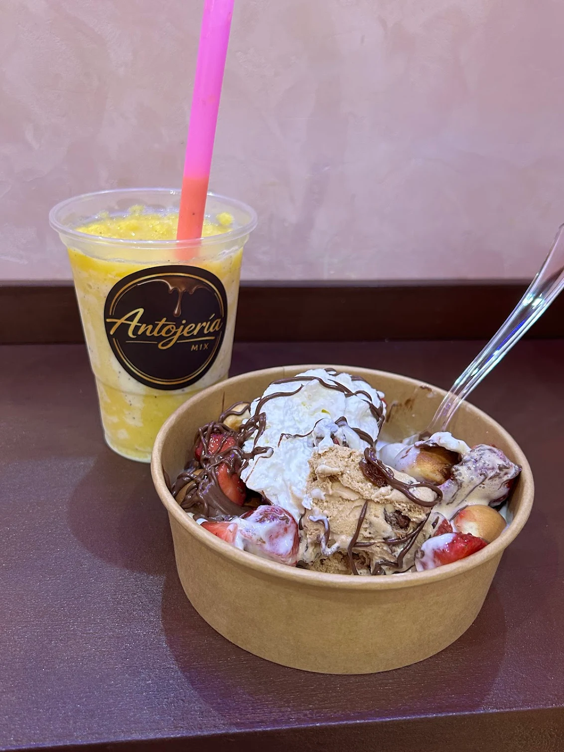 Smoothie de maracuyá y bowl de frutas