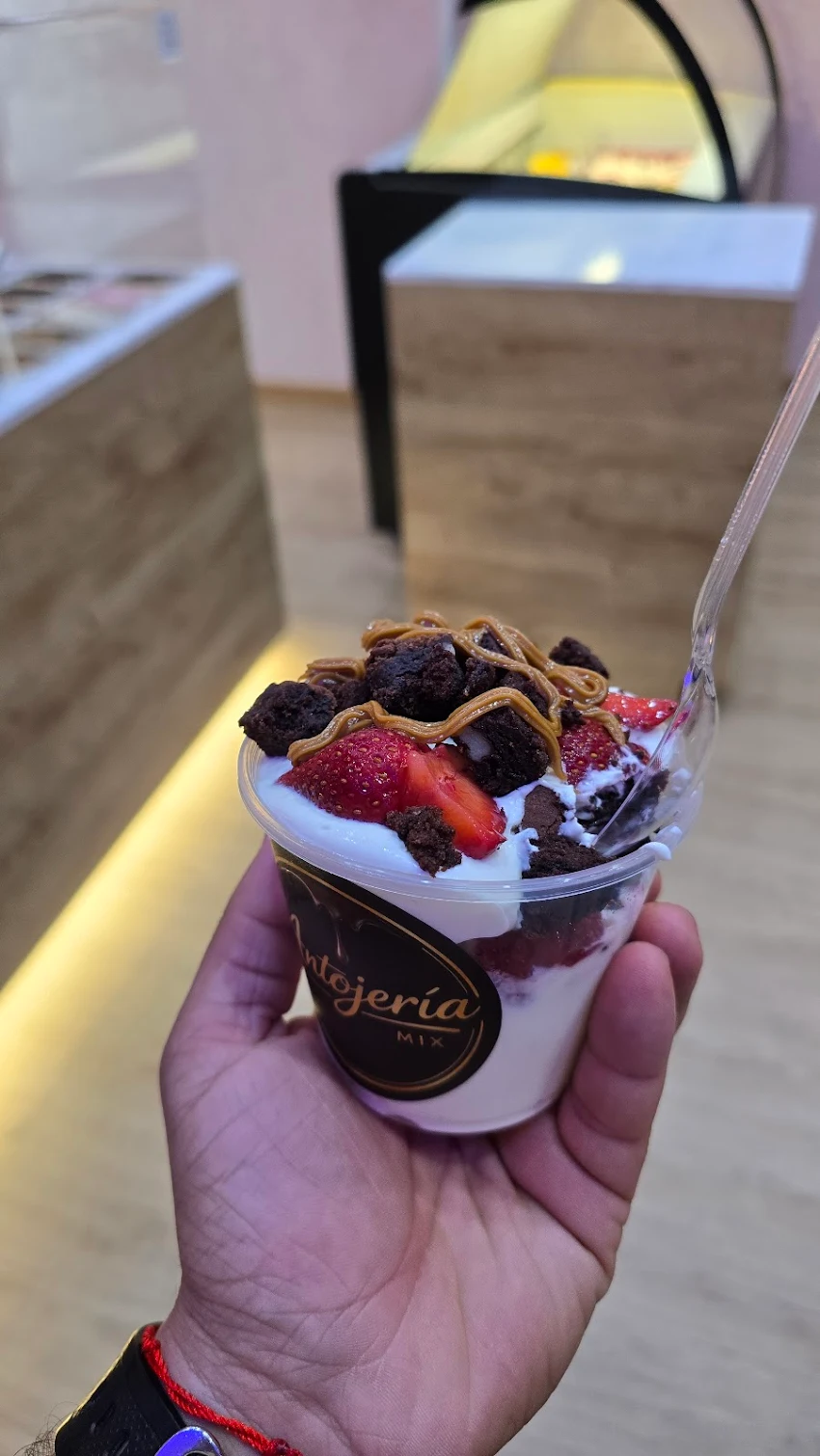 Antoballs: helado con brownie, fresas y mantequilla de cacahuete