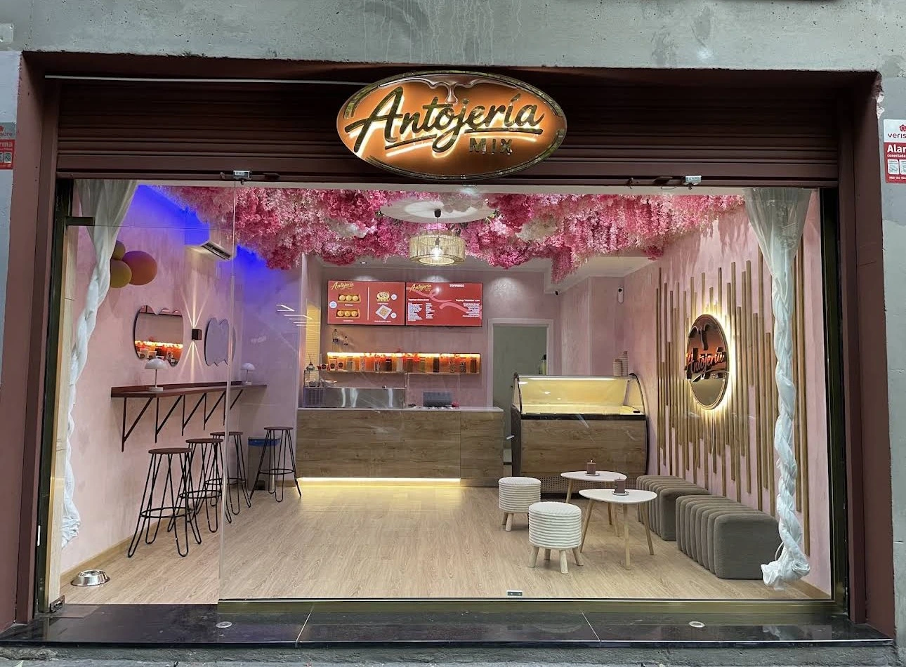 Fachada de Antojería Mix en el Eixample de Barcelona