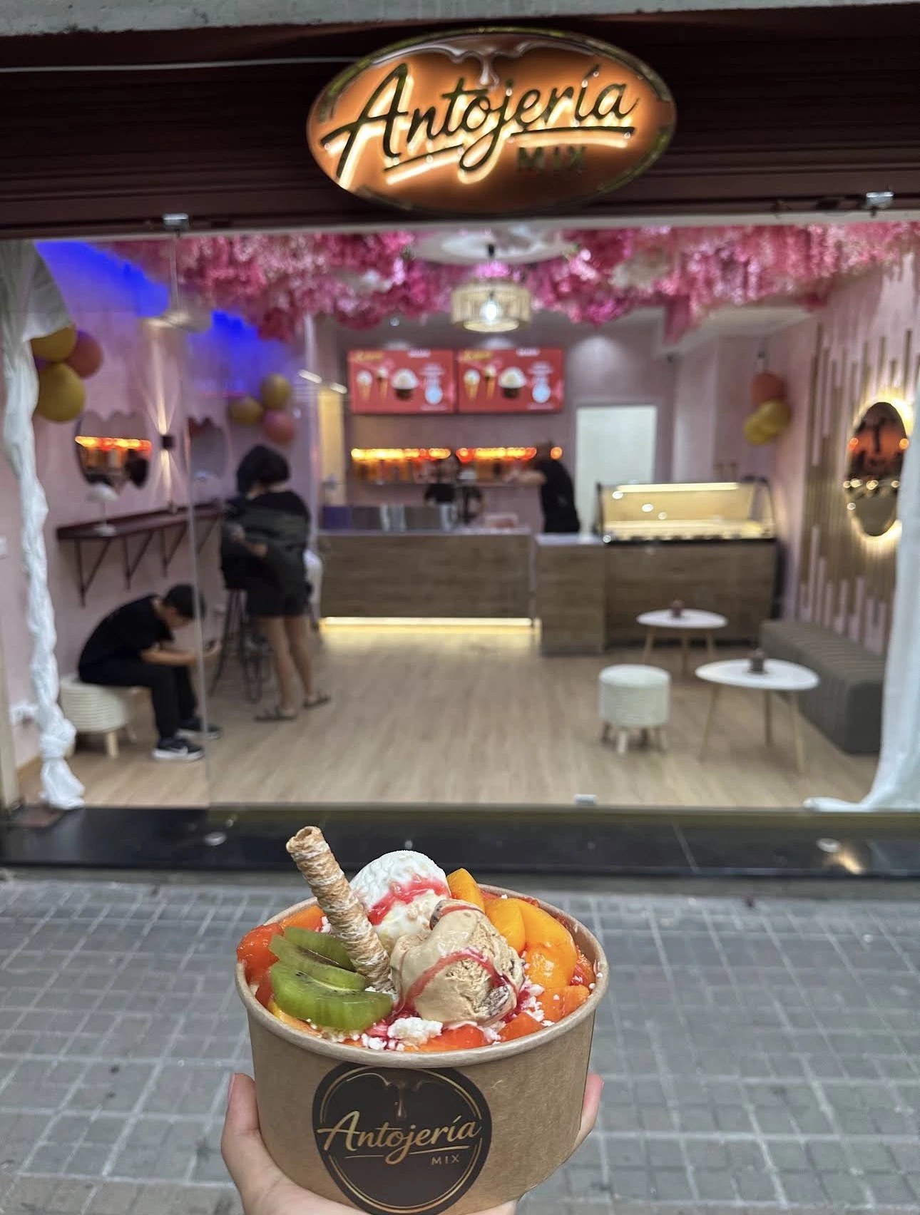 Ensalada de frutas de Antojería Mix frente al local en el Eixample de Barcelona