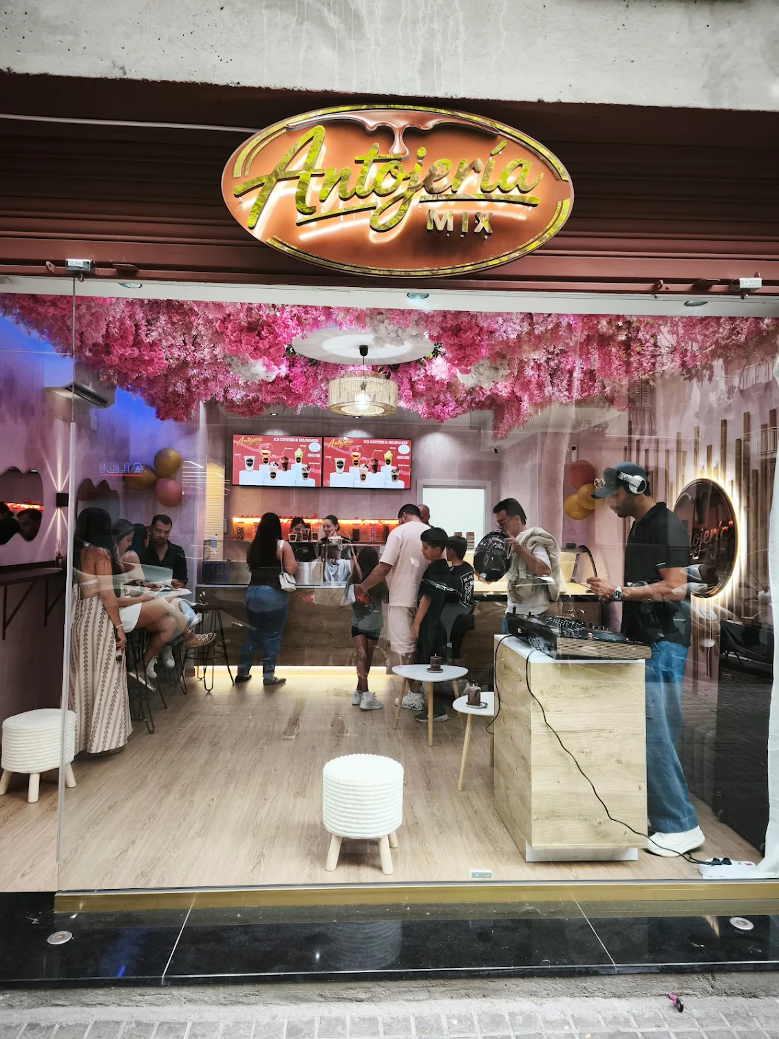 Inauguración de Antojería Mix con el local lleno de gente