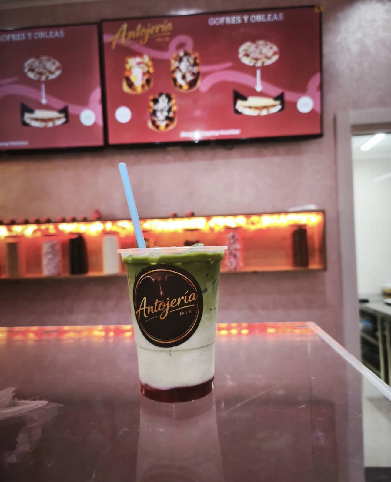 Matcha con fresas en vaso de Antojería Mix