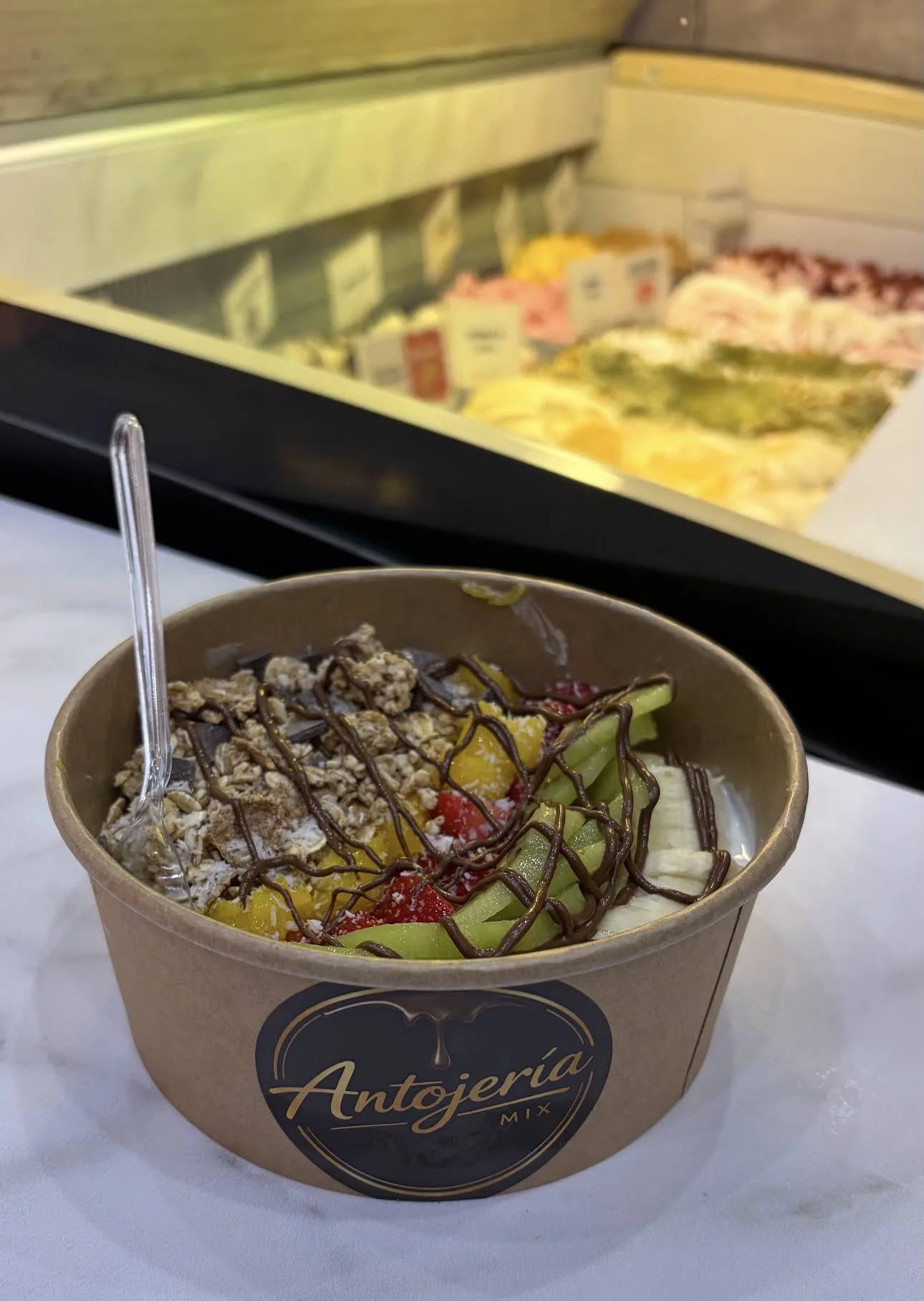 Ensalada de frutas colombiana con helado